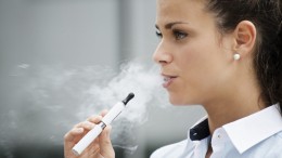 Kvinde ryger elektronisk cigaret