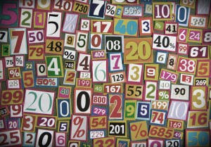 Store mængder tal på skilte symboliserer numerologi eller matematik
