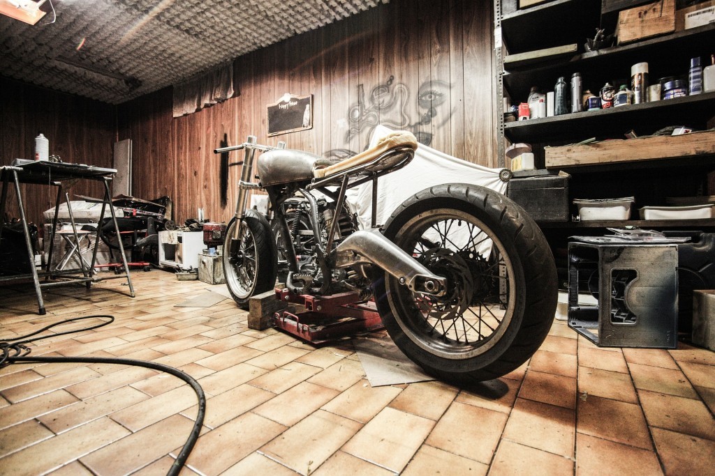 Super fed vintage motorcykel på værksted